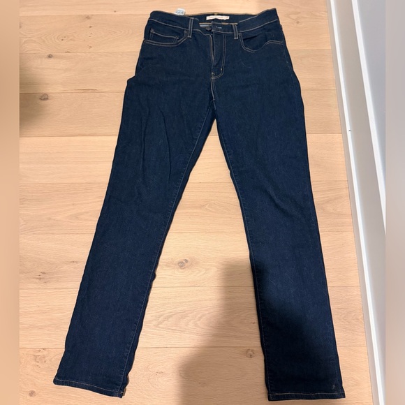 Levi 724 HIGH RISE STRAIGHT WOMEN'S JEANS; 30Wx32L; Dark Blue Wash; Blue Wave - Picture 6 of 9